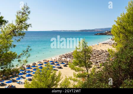 Blick auf den Strand von Makris Gialos durch Bäume, in der Nähe von Argostoli, Kefalonia, Ionische Inseln, Griechenland Stockfoto