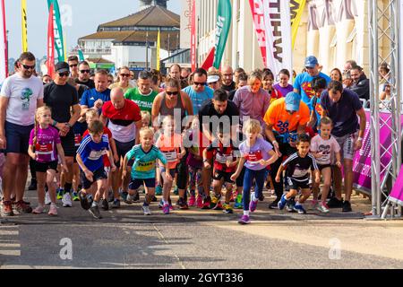 Bournemouth, Dorset, Großbritannien. Oktober 2021. Der erste Tag des Run Bournemouth, der Läufe mit fantastischem Blick auf die Küste bietet, beginnt mit Hunderten von Teilnehmern jeden Alters, die an den Rennen verschiedener Distanzen über die zwei Tage teilnehmen. Kinder im Alter von 3-6 Jahren nehmen an einem warmen, sonnigen Tag am Kinderkilometer entlang der Strandpromenade Teil. Quelle: Carolyn Jenkins/Alamy Live News Stockfoto