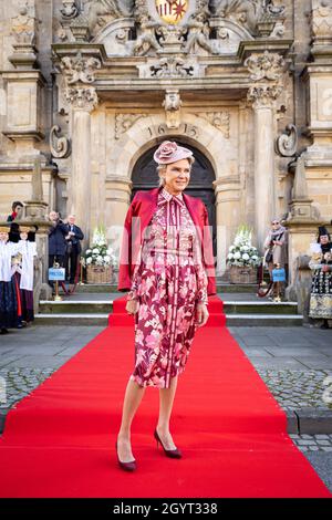 09. Oktober 2021, Niedersachsen, Bückeburg: Stephanie von Pfuel kommt zur Kirchenhochzeit von Prinz Alexander zu Schaumburg-Lippe und Prinzessin Mahkameh vor der Bückeburger Stadtkirche an. Der Prinz heiratet zum dritten Mal, nachdem er dem iranischen Pianisten Mahkameh navabi bereits am 12.09.2020 die zivilen Hochzeitsgelübde gegeben hat. Foto: Moritz Frankenberg/dpa Stockfoto