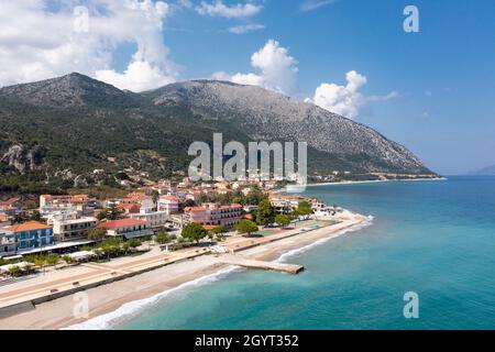Luftaufnahme der kleinen Stadt Poros an der Südostküste von Kefalonia, Ionische Inseln, Griechenland Stockfoto