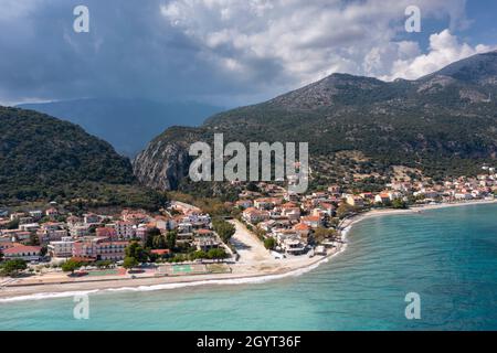 Luftaufnahme der kleinen Stadt Poros an der Südostküste von Kefalonia, Ionische Inseln, Griechenland Stockfoto