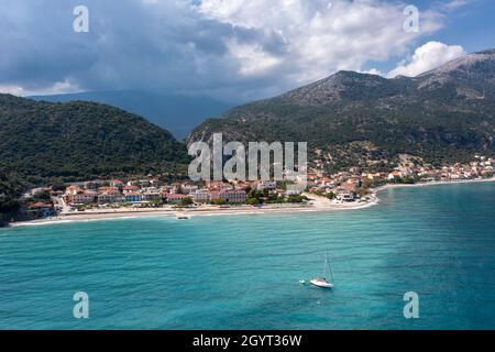 Luftaufnahme der kleinen Stadt Poros an der Südostküste von Kefalonia, Ionische Inseln, Griechenland Stockfoto