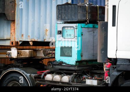 Generator hinter LKW Logistik Industrie, Import und Export Stockfoto
