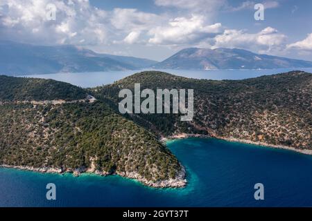 Luftbild Küstenlandschaft nahe Antisamos Strand in der Nähe der Stadt Sami an der Ostküste von Kefalonia, Ionische Inseln, Griechenland Stockfoto