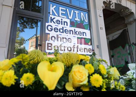 09. Oktober 2021, Sachsen-Anhalt, Halle (Saale): An einer Fensterscheibe der Kiez-Kebab-Snackbar ist die Aufschrift „Kevin kein Gedenken ohne Opfer“ angebracht. Am 9. Oktober 20219 hatte ein schwer bewaffneter Rechtsextremist versucht, die Synagoge zu stürmen und unter den 52 Besuchern ein Massaker zu verursachen. Als er scheiterte, schoss er einen Passanten vor dem Gotteshaus und einen jungen Mann in einer Kebab-Snackbar. Foto: Heiko Rebsch/dpa/Zentralbild/dpa Stockfoto