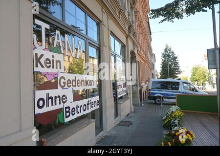 09. Oktober 2021, Sachsen-Anhalt, Halle (Saale): An einer Fensterscheibe der Kiez-Kebab-Snackbar ist die Aufschrift „Jana kein Gedenken ohne Opfer“ angebracht. Am 9. Oktober 20219 hatte ein schwer bewaffneter Rechtsextremist versucht, die Synagoge zu stürmen und unter den 52 Besuchern ein Massaker zu verursachen. Als er scheiterte, schoss er einen Passanten vor dem Gotteshaus und einen jungen Mann in einer Kebab-Snackbar. Foto: Heiko Rebsch/dpa/Zentralbild/dpa Stockfoto