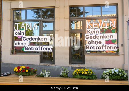 09. Oktober 2021, Sachsen-Anhalt, Halle (Saale): An einer Fensterscheibe der Kiez-Döner-Snackbar ist die Aufschrift „Jana kein Gedenken ohne Opfer“ und „Kevin kein Gedenken ohne Opfer“ angebracht. Am 9. Oktober 20219 hatte ein schwer bewaffneter Rechtsextremist versucht, die Synagoge zu stürmen und unter den 52 Besuchern ein Massaker zu verursachen. Als er scheiterte, schoss er einen Passanten vor dem Gotteshaus und einen jungen Mann in einer Kebab-Snackbar. Foto: Heiko Rebsch/dpa/Zentralbild/dpa Stockfoto