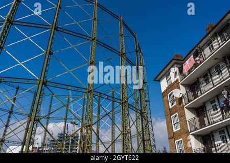 KENNINGTON LONDON, GROSSBRITANNIEN. 9 Oktober 2021. Die ikonischen und discused Oval Gasholders, die im Jahr 1853 gebaut wurden, dominieren über dem Wohngebäude in Kennington im Südosten Londons. Der Großhandelspreis für Gas steigt weiter an, da Großbritannien stark von Importen abhängig ist, was zu Engpässen in Supermärkten und höheren Energiekosten für Haushalte in ganz Großbritannien führt, die bis nächsten Sommer um £400 steigen könnten. Kredit: amer ghazzal/Alamy Live Nachrichten Stockfoto
