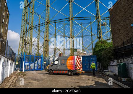 KENNINGTON LONDON, GROSSBRITANNIEN. 9 Oktober 2021. Ein SGN-Transporter des britischen Gasvertriebsunternehmens wird von den ikonischen und discused Oval Gasholders geparkt, die 1853 gebaut wurden und über dem Wohngebäude in Kennington, im Südosten Londons, dominieren. Der Großhandelspreis für Gas steigt weiter an, da Großbritannien stark von Importen abhängig ist, was zu Engpässen in Supermärkten und höheren Energiekosten für Haushalte in ganz Großbritannien führt, die bis nächsten Sommer um £400 steigen könnten. Kredit: amer ghazzal/Alamy Live Nachrichten Stockfoto