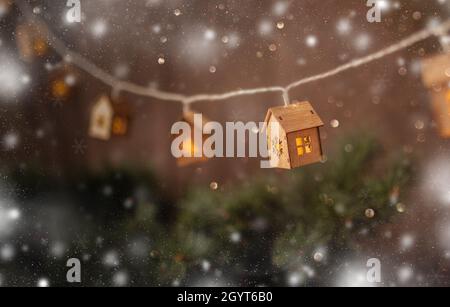 Girlande in Form von kleinen Häusern. Weihnachtszeit Ideen für Grußkarte. Stockfoto