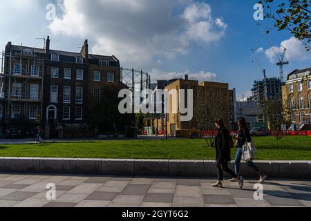 KENNINGTON LONDON, GROSSBRITANNIEN. 9 Oktober 2021. Die ikonischen und discused Oval Gasholders, die im Jahr 1853 gebaut wurden, dominieren über dem Wohngebäude in Kennington im Südosten Londons. Der Großhandelspreis für Gas steigt weiter an, da Großbritannien stark von Importen abhängig ist, was zu Engpässen in Supermärkten und höheren Energiekosten für Haushalte in ganz Großbritannien führt, die bis nächsten Sommer um £400 steigen könnten. Kredit: amer ghazzal/Alamy Live Nachrichten Stockfoto