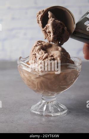 Eis mit Schokoladengeschmack in einem Behälter Stockfoto