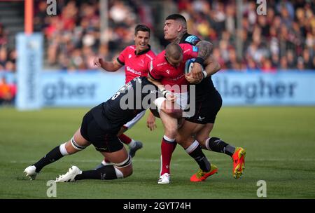 Newcastle Falcons Mike Brown wird von Saracens Nick Isiekwe (links) während des Spiels der Gallagher Premiership im StoneX Stadium, London, angegangen. Bilddatum: Samstag, 9. Oktober 2021. Stockfoto