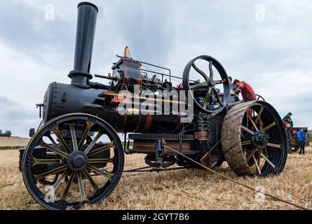 Mindrum Mill, Northumberland, Großbritannien, 9. Oktober 2021. Britische Pflügmeisterschaften: Die 70. Meisterschaften, die letztes Jahr wegen Covid-19 abgesagt wurden, finden statt. Im Bild: Demonstration des dampfgetriebenen Pflügens. Die Fowler-Dampfpflüger an beiden Enden des Feldes ziehen einen Pflug mit einem Kabel zwischen sie hin und her (genannt Dampfkabelpflügen) Stockfoto