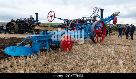 Mindrum Mill, Northumberland, Großbritannien, 9. Oktober 2021. Britische Pflügmeisterschaften: Die 70. Meisterschaften, die letztes Jahr wegen Covid-19 abgesagt wurden, finden statt. Im Bild: Demonstration des dampfgetriebenen Pflügens. Die Dampfmaschinen an beiden Enden des Feldes ziehen einen Pflug mit einem Kabel zwischen sie hin und her (genannt Dampfkabelpflügen) Stockfoto