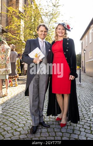 09. Oktober 2021, Niedersachsen, Bückeburg: Wolfgang Bahro, Schauspieler und Kabarettist, und Frau Barbara kommen zur Kirchenhochzeit von Alexander zu Schaumburg-Lippe und Mahkameh navabi in die Stadtkirche. Foto: Moritz Frankenberg/dpa Stockfoto