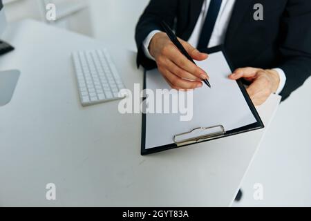 Männlicher Manager dokumentiert die Kommunikation per Telefon. Chief Stockfoto