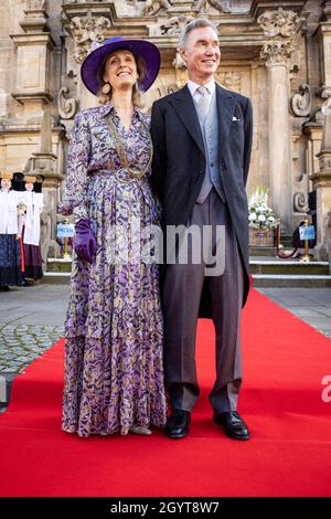 09. Oktober 2021, Niedersachsen, Bückeburg: Prinzessin Sibilla und Prinz Guillaume von Luxemburg kommen zur Kirchenhochzeit von Alexander zu Schaumburg-Lippe und Mahkameh navabi in die Stadtkirche. Foto: Moritz Frankenberg/dpa Stockfoto