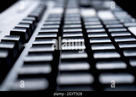 Die Nahaufnahme des schwarzen Tastatur-pcs des Computers, der leer und verschwommen ist, um im Büro oder über das funktionierende Internet zu arbeiten Stockfoto