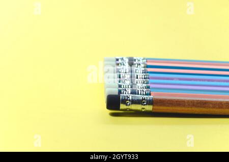 Closeup Konzept einer Gruppe Bleistift mit einem Radiergummi schwarz auf gelbem Hinweis Buch platziert Stockfoto