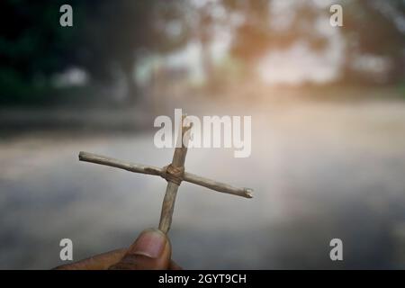 Hand mit einem Kreuz. Jesus Christus. Symbol des Glaubens Christus Religion am Grab Stockfoto