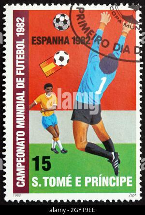 SAO TOME UND PRINCIPE - UM 1982: Eine in Sao Tome und Principe gedruckte Marke zeigt Goalie, die den Ball vom Emblem vor dem Tor fängt, um 1982 Stockfoto