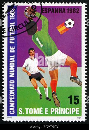 SAO TOME UND PRINCIPE - UM 1982: Eine in Sao Tome und Principe gedruckte Marke zeigt Goalie, die den Ball vom Emblem vor dem Tor fängt, um 1982 Stockfoto