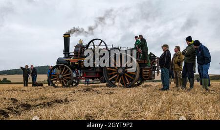 Mindrum Mill, Northumberland, Großbritannien, 9. Oktober 2021. Britische Pflügmeisterschaften: Die 70. Meisterschaften, die letztes Jahr wegen Covid-19 abgesagt wurden, finden statt. Im Bild: Demonstration des dampfgetriebenen Pflügens. Die Fowler-Dampfpflüger an beiden Enden des Feldes ziehen einen Pflug mit einem Kabel zwischen sie hin und her (genannt Dampfkabelpflügen) Stockfoto