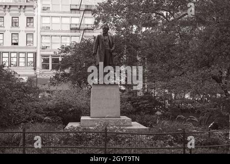 New York, NY, USA - 9. Oktober 2021: Statue von Senator Roscoe Conkling im Madison Square Park Stockfoto