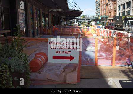 New York, NY, USA - 9. Oktober 2021: Gehweg geschlossen Verwenden Sie das Fußgängerwegschild Stockfoto