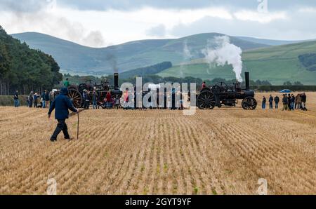 Mindrum Mill, Northumberland, Großbritannien, 9. Oktober 2021. Britische Pflügmeisterschaften: Die 70. Meisterschaften, die letztes Jahr wegen Covid-19 abgesagt wurden, finden statt. Im Bild: Demonstration des dampfgetriebenen Pflügens. Die Fowler-Dampfpflüger an beiden Enden des Feldes ziehen einen Pflug mit einem Kabel zwischen sie hin und her (genannt Dampfkabelpflügen) Stockfoto