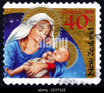 NEUSEELAND - UM 2000: Eine in Neuseeland gedruckte Briefmarke zeigt Madonna mit Kind, Weihnachten, um 2000 Stockfoto