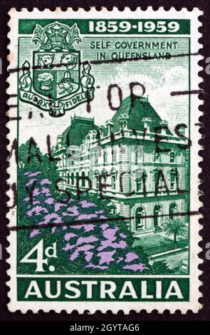 AUSTRALIEN - UM 1959: Eine in Australien gedruckte Briefmarke zeigt Parliament House, Brisbane und Queensland Arms, Centenary of Queensland Self-Government, c Stockfoto