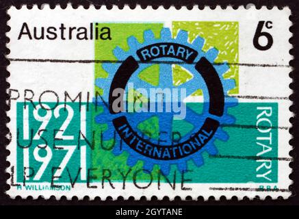 AUSTRALIEN - UM 1971: Eine in Australien gedruckte Briefmarke zeigt das Rotary Emblem, die erste internationale Rotary Convention, die in Australien, Sydney, um 1971 stattfand Stockfoto