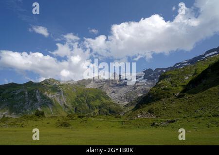 Berge rund um das Dorf Engelber in der Schweiz. In der Mitte befindet sich der Titlis mit Seilbahn. Stockfoto