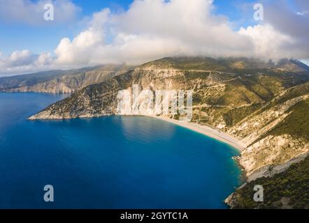 Myrtos Strand mit blauer Bucht auf der Insel Kefalonia, Griechenland Stockfoto