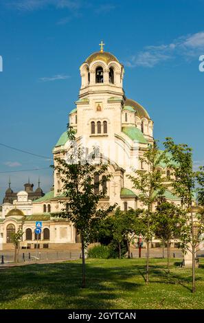 St. Die Alexander-Newski-orthodoxe Kathedrale in Sofia Bulgarien ist eine überkreuzte Basilika mit einer zentralen Kuppel. Alle Kuppeln sind goldvergoldet. Baujahr 1912. Stockfoto