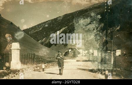 Ein junger italienischer Soldat an der Brennerpass-Kontrollstelle kurz nach der Eroberung Südtirols durch die italienische Armee (1919) Stockfoto