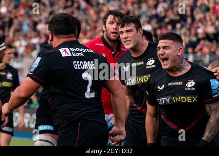 London, Großbritannien. Oktober 2021. Jamie George #2 von Saracens feiert einen Versuch mit seinen Teamkollegen in London, Großbritannien am 10/9/2021. (Foto von Richard Washbrooke/News Images/Sipa USA) Quelle: SIPA USA/Alamy Live News Stockfoto