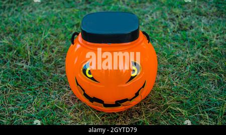 Dekorativer Halloween Kürbis, um Süßigkeiten zu verlangen Stockfoto