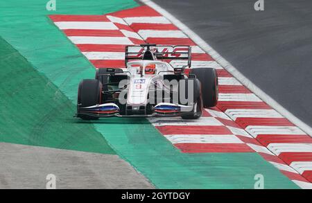 09.10.2021, Istanbul Park Circuit, Istanbul, Formel 1 Türkischer Grand Prix 2021, im Bild Nikita Mazepin (RUS # 9), Haas F1 Team, bremst in der ersten Kurve. Stockfoto