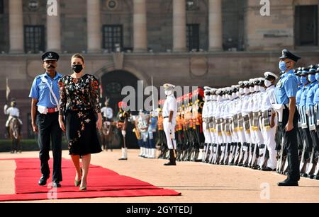 Neu-Delhi, Indien. Oktober 2021. Neu-Delhi. Oktober 2021. Der Besuch der dänischen Premierministerin Mette Frederiksen inspiziert die indische Ehrenwache während des feierlichen Empfangs im indischen Präsidentenpalast in Neu-Delhi, Indien, am 9. Oktober 2021. Kredit: Partha Sarkar/Xinhua/Alamy Live Nachrichten Gutschrift: Xinhua/Alamy Live Nachrichten Stockfoto