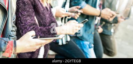 Multikulturelle Freundesgruppe mit Smartphone bei der Uni-College-Hinterhof Pause - Menschen Hände süchtig nach Handy - Technologie-Konzept w Stockfoto