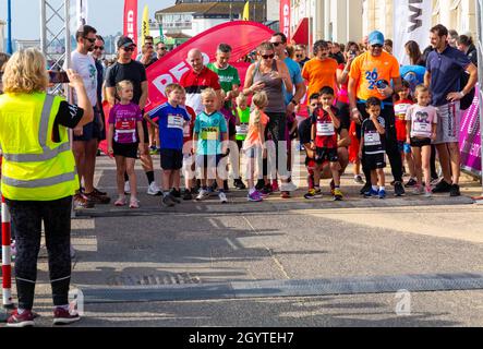 Bournemouth, Dorset, Großbritannien. Oktober 2021. Der erste Tag des Run Bournemouth, der Läufe mit fantastischem Blick auf die Küste bietet, beginnt mit Hunderten von Teilnehmern jeden Alters, die an den Rennen verschiedener Distanzen über die zwei Tage teilnehmen. Kinder im Alter von 3-6 Jahren nehmen an einem warmen, sonnigen Tag am Kinderkilometer entlang der Strandpromenade Teil. Quelle: Carolyn Jenkins/Alamy Live News Stockfoto