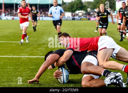 London, Großbritannien. Oktober 2021. Mako Vunipola von Saracens überquert die Try Line, um Saracens den 4. Versuch des Nachmittags tief in der zweiten Hälfte während des Gallagher Premiership Rugby-Spiels zwischen Saracens und Newcastle Falcons Rugby am 9. Oktober 2021 im StoneX Stadium, London, England, zu erzielen. Foto von Phil Hutchinson. Nur zur redaktionellen Verwendung, Lizenz für kommerzielle Nutzung erforderlich. Keine Verwendung bei Wetten, Spielen oder Veröffentlichungen einzelner Clubs/Vereine/Spieler. Kredit: UK Sports Pics Ltd/Alamy Live Nachrichten Stockfoto