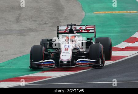 09.10.2021, Istanbul Park Circuit, Istanbul, Formel 1 Türkischer Grand Prix 2021, im Bild Nikita Mazepin (RUS # 9), Haas F1 Team, bremst in der ersten Kurve. Stockfoto