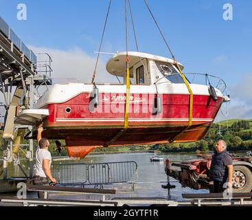 Arvor 230 Cabin Cruiser wird mit einem Mobilkran und Gurthebelbändern aus dem Wasser gekrallt Stockfoto