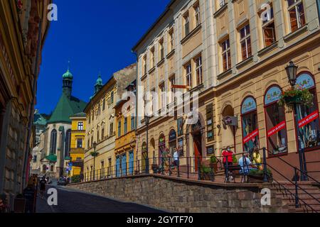 Banska Stiavnica, Slowakei – 14. August 2021: Stadtbild – Straße der schönen historischen Stadt mit mittelalterlicher Architektur – bunte Hausfassaden und ch Stockfoto