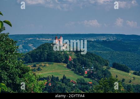 Banska Stiavnica, Slowakei – 14. August 2021: Schöne Aussicht auf den Kalvarienberg Banská Štiavnica auf dem Hügel – barocke Architektur und Landschaft Wahrzeichen Stockfoto