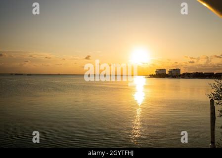 Szenischer Blick auf die Reflexion auf das Sonnenlicht auf dem Meer während des Sonnenuntergangs Stockfoto